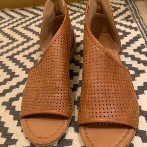 Adorable carmel Catherine Maladrino flats.